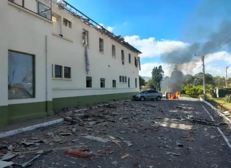 Así quedaron las instalaciones del Batallón de Infantería tras la activación de dos de los explosivos de la volqueta. FOTO: Cortesía FF. MM.