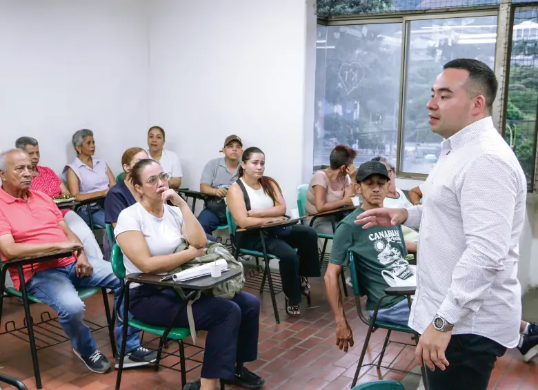 Reunión del alcalde de Copacabana (de pie) con los beneficiarios de la comunidad. FOTO ALCALDÍA DE COPACABANA