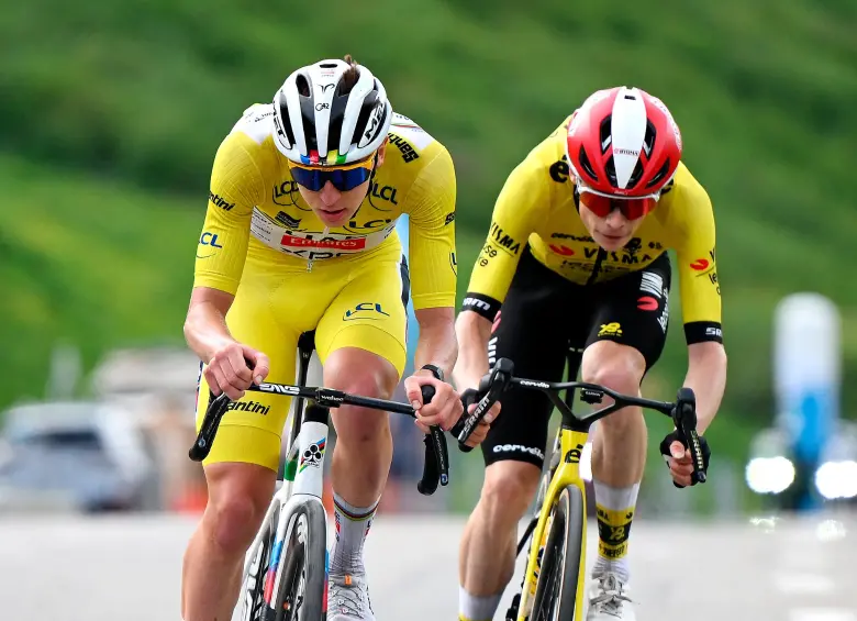 Tadej Pogacar suma cuatro triunfos en el actual Tour y va en camino de su cuarta corona tras las logradas en 2020, 2021 y 2024. Jonas Vingegaard, su principal rival. FOTO GETTY 