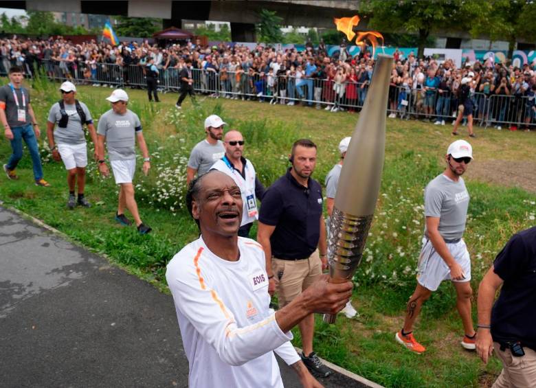 El rapero estadounidense Snoop Dogg con la llama olímpica afuera del estadio Olímpico de Francia. FOTO: GETTY