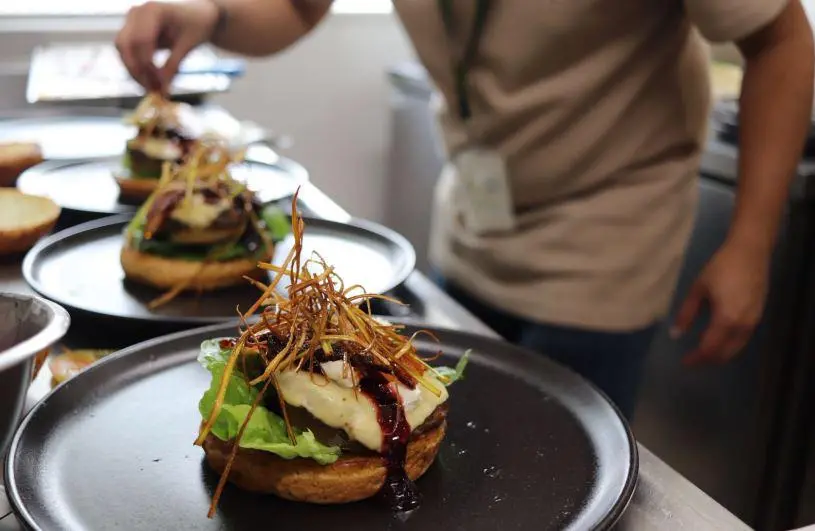 Burgerville regresa a Medellín en abril con más de 20 restaurantes de hamburguesas de Colombia y Perú. FOTO: Cortesía