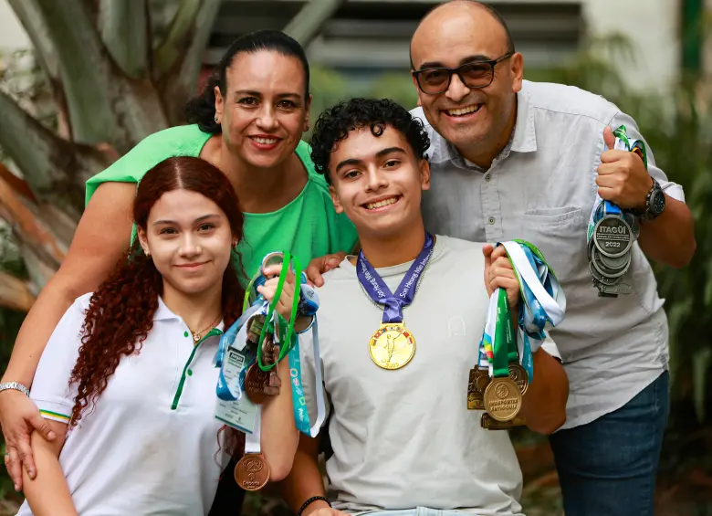 Arriba de izquierda a derecha: Lina María Mojica Cardona, César Alexander Rodríguez Díaz. Abajo: Luciana Ramírez y Gabriel Rodríguez Mojica FOTO manuel saldarriaga