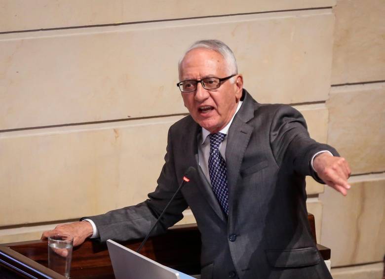 El ministro de Salud, Guillermo Jaramillo, durante una intervención en el Senado de la República. FOTO COLPRENSA