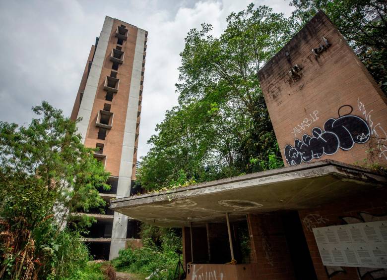 La estructura lleva nueve años de haber sido evacuada. Desde 2018 ha sido vandalizada y sus componentes robados, causando riesgo a los vecinos. FOTO: Camilo Suárez.