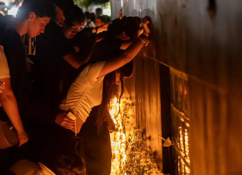 Velatón en el municipio de Bello como homenaje a los jóvenes fallecidos. FOTO: CAMILO SUÁREZ