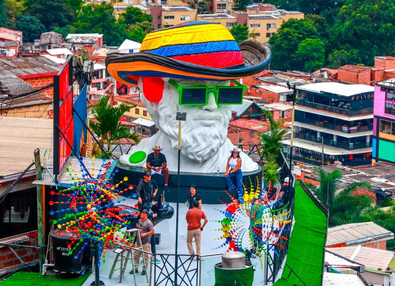 Es una nueva escultura de gran tamaño en la Comuna 13. FOTO Manuel Saldarriaga