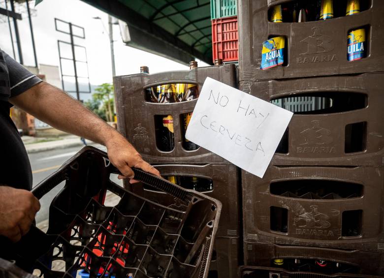 Comerciantes en Medellín que para diciembre surten hasta 1.000 cajas de cerveza han recibido este mes entre 300 o 400. FOTO Camilo Suárez