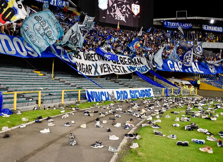 Así lucía la grama de El Campín tras la lluvia de tenis en señal de protestas por parte de los hinchas. FOTO: Colprensa