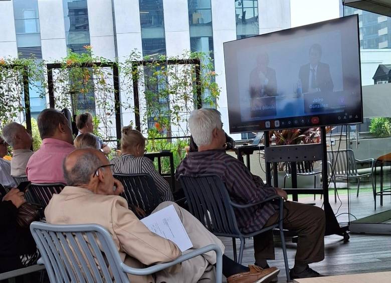 En un improvisado auditorio en la terraza de la torre norte de Santillana un grupo de accionistas de Nutresa observaron la asamblea anual. FOTO EL COLOMBIANO