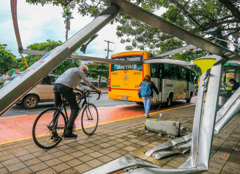 Paraderos de buses destruidos, como este ubicado en el barrio Los Colores fotografiado en marzo pasado, hacen parte del paisaje diario en Medellín, pese al crecimiento en los ingresos en la administración distrital. FOTO: ESNEYDER GUTIÉRREZ