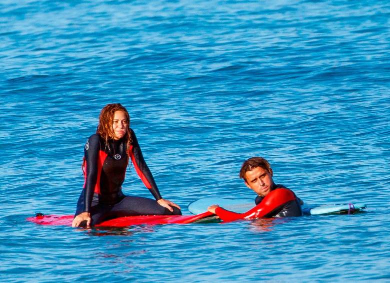 La cantante Shakira y su entrenador Gorka Ezkurdia pasando un buen rato en el mar de las islas de Cantabria. FOTO: REDES SOCIALES / JORDI MARTIN.