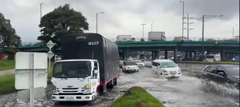 Inundaciones en la Autopista Norte de Bogotá generan congestión vehicular y afectan la movilidad en el norte de la ciudad. FOTO: tomada de redes sociales. 