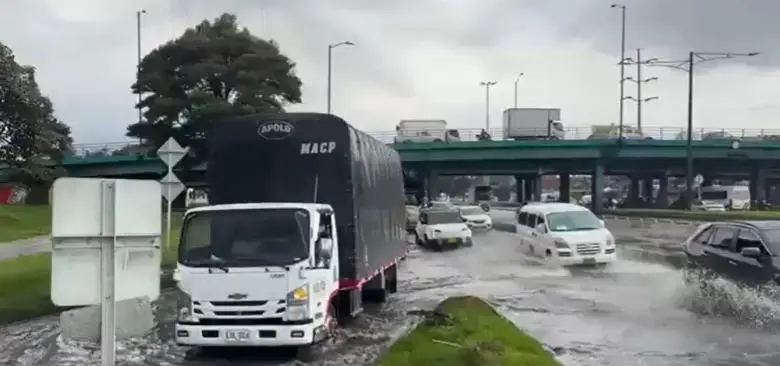 Inundaciones en la Autopista Norte de Bogotá generan congestión vehicular y afectan la movilidad en el norte de la ciudad. FOTO: tomada de redes sociales. 