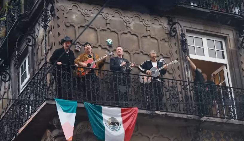 U2 durante la grabación del video de <i>Street of Dreams </i>en el Centro Histórico de Ciudad de México. FOTO Instagram.com/u2