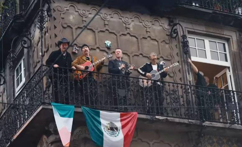 U2 durante la grabación del video de Street of Dreams en el Centro Histórico de Ciudad de México. FOTO Instagram.com/u2