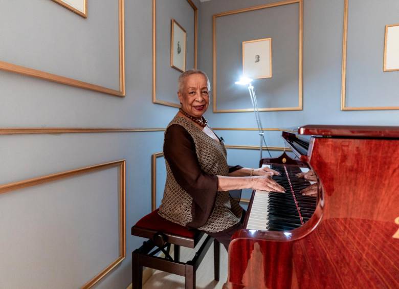 Con ochenta años, Teresita Gómez es la pianista viva más importante de Colombia. Foto: Camilo Suárez.
