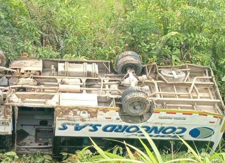 Imagen del bus que cayó al abismo en un accidente. Foto: Cortesía ciudadana