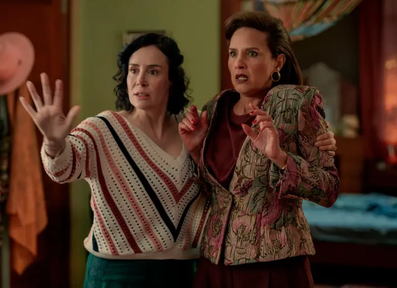 Cristina Campuzano y Paola Turbay hacen parte del elenco de la serie. FOTO Netflix