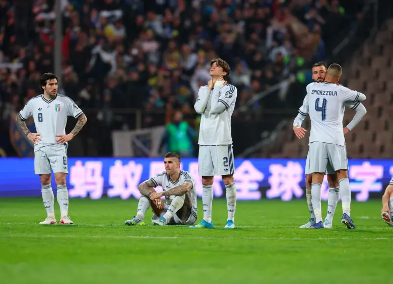 La desilusión, la impotencia y la tristeza de los jugadores italianos tras haber dejado escapar la oportunidad de regresar al Mundial, al ser derrotados 4-1 por Bosnia en los penaltis. FOTO GETTY 