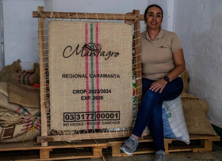 Ana María conserva enmarcado el saco de la primera exportación. Para ella es testimonio del camino de aprendizaje y disciplina que ha recorrido Mantagro. FOTO Julio César Herrera.