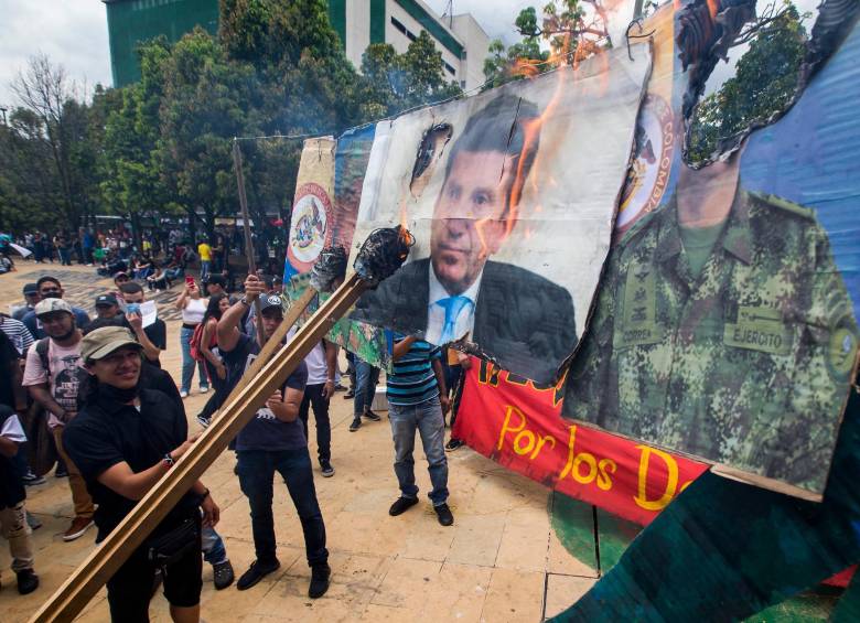 Algunos manifestantes quemaron las imágenes del ministro de Defensa, Diego Molano, y del comandante del Ejército, Eduardo Zapateiro. FOTO: Julio Herrera.