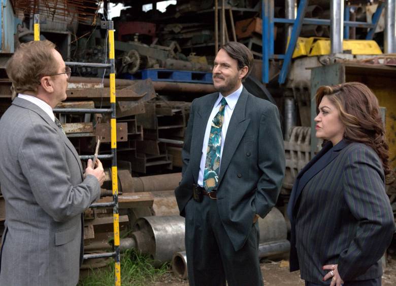 Christian Tappan y Andrés, junto a Marcela Benjumea, en la serie El robo del siglo, de Netflix. FOTO Colprensa.