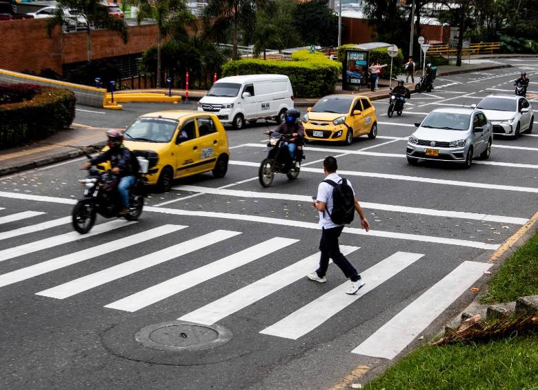 Así deben cruzar las personas que, a diario, transitan por la avenida Las Palmas. El riesgo es latente y las soluciones siguen sin aparecer. FOTO Julio César Herrera.