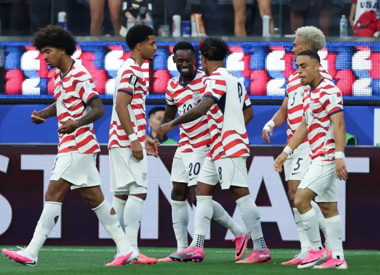 Los estadounidense usando colores de la misma paleta de color en su debut ante Paraguay. Foto: Xinhua