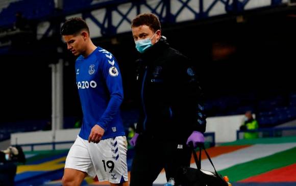 El volante colombiano tuvo que abandonar el partido de la Premier League entre Everton y Fulham por un golpe en su tobillo. FOTO GETTY