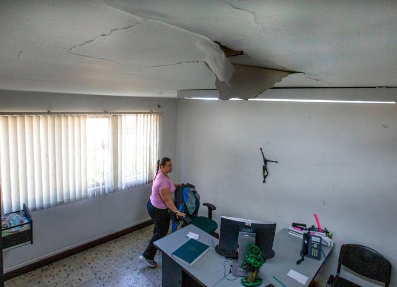 Al interior de la casa vieja en donde funciona la Inspección de Policía de Prado, las humedades tienen deformado el techo de las oficinas de los funcionarios. Vecinos denuncia también daños. FOTO ESNEYDER GUTIÉRREZ
