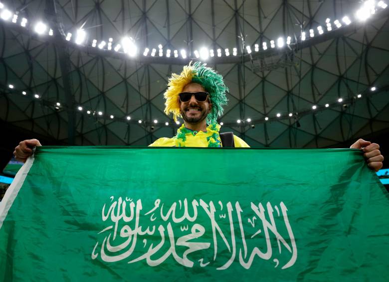 Los aficionados de Arabia se ilusionan con pasar a los octavos de final en el Mundial luego del triunfo de su selección ante la favorita Argentina.