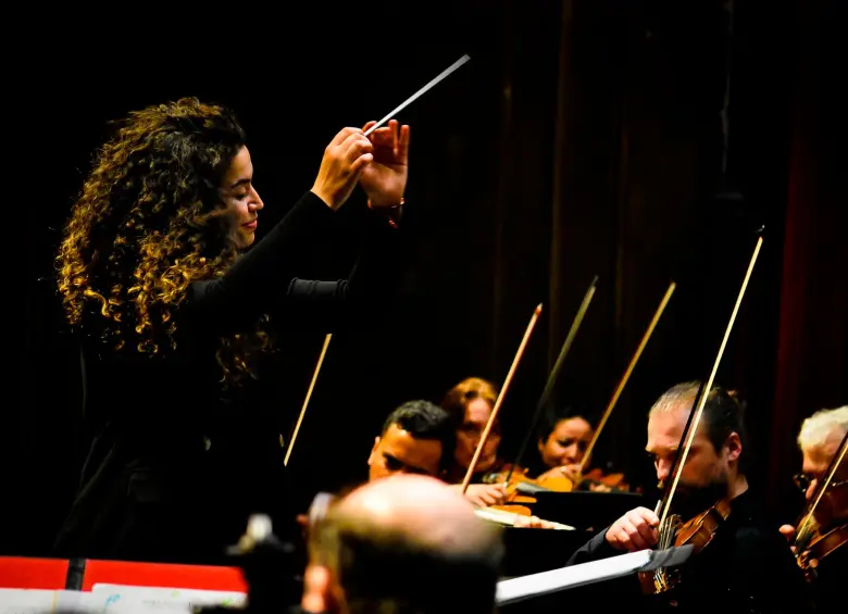 Elizabeth Vergara Gallego estudió Música con énfasis en Dirección en la Universidad de EAFIT, posteriormente una maestría en Dirección Orquestal en el Royal Northern College of Music, en Inglaterra. FOTO @carolinavera1223