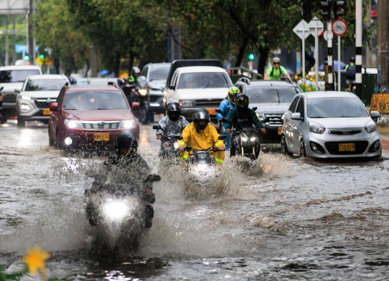 La situación más crítica se registró en la quebrada La Presidenta, la cual alcanzó el nivel de riesgo rojo en puntos neurálgicos como el sector del Éxito de El Poblado y Monterrey. FOTO CAMILO SUÁREZ