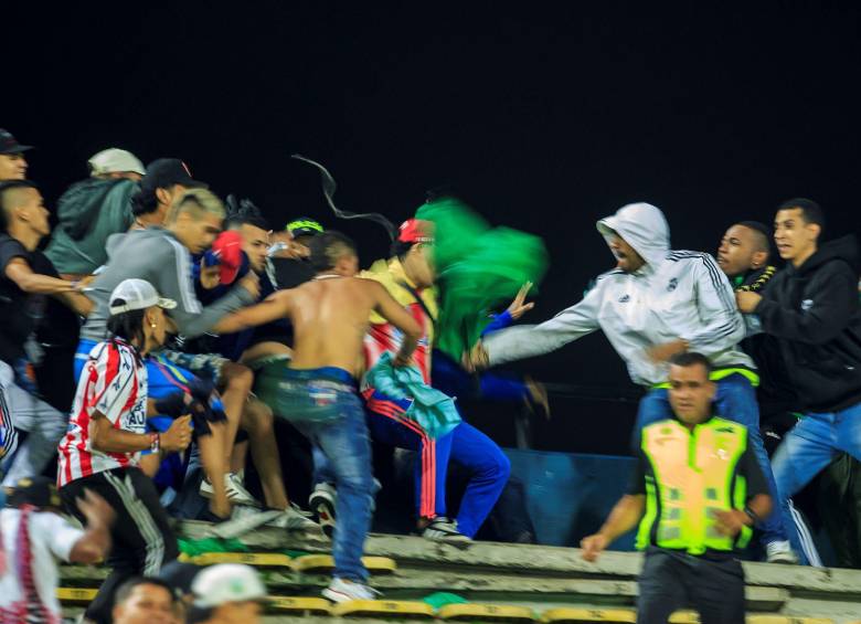 El pasado 26 de septiembre del 2024 hinchas del Junior y Nacional se enfrentaron en las tribunas del Atanasio Girardot. Foto: Andrés Camilo Suárez Echeverry