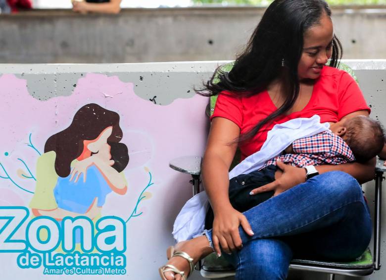 El Metro de Medellín y otras instituciones y empresa promueven la lactancia materna libre y sin estigmas. FOTO Jaime Pérez