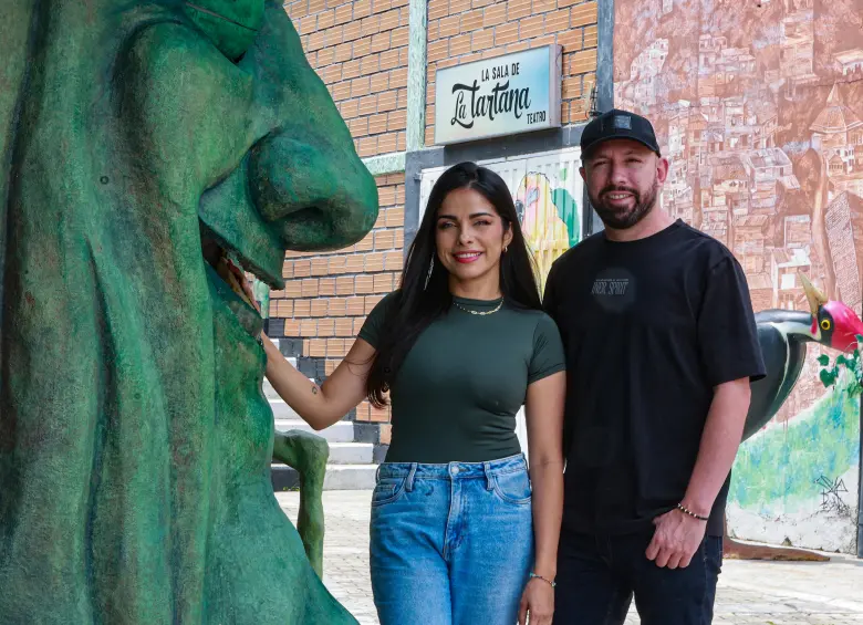 Melissa Gómez y Pablo Quintero son los actores de La Tartana, que tiene sede en una montaña del sur del Aburrá. FOTO Manuel Saldarriaga 