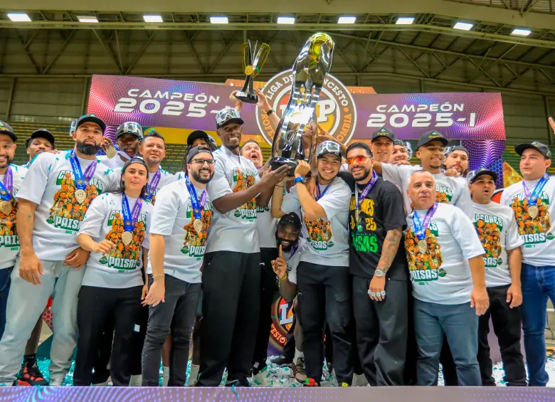 El equipo, de blanco, celebró el campeonato y levantó el trofeo con Ryan Castro, quien aparece vestido de negro. FOTO Esneyder Gutiérrez