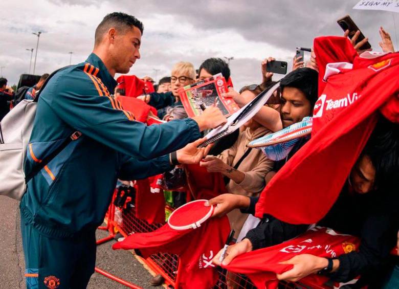 El futbolista portugués le regaló una camiseta firmada a la reina Isabel el año pasado. FOTO: TOMADA DE TWITTER @Cristiano