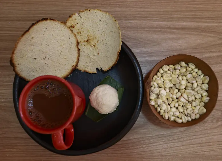 Un desayuno como los que se veían en la vieja usanza. Al lado, las semillas de maíz capio. Foto: Manuel Saldarriaga Quintero.