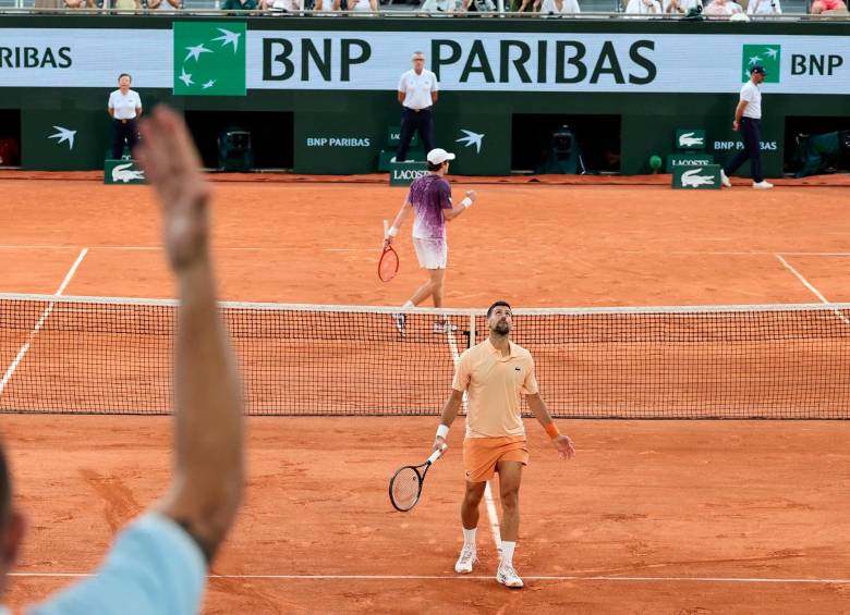 Novak Djokovic se vio sorprendido este viernes ante la reacción del brasileño Fonseca, quien lo eliminó del Grand Slam francés. FOTO @rolandgarros