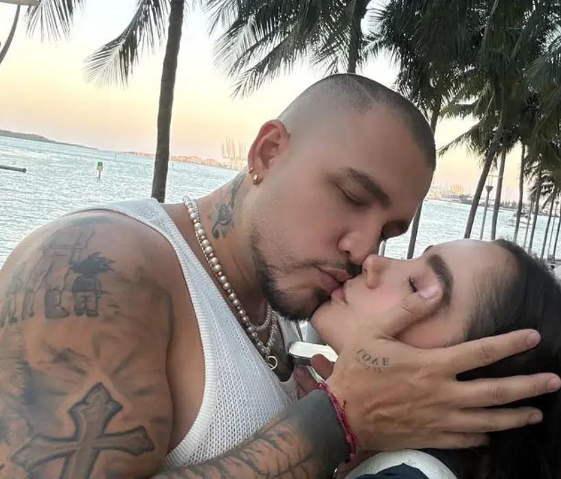 Jessi Uribe y Paola Jara revelaron su embarazo en un video grabado a bordo de su avión privado, donde mostraron imágenes de la ecografía. FOTO tomada de Instagram @paolajarapj