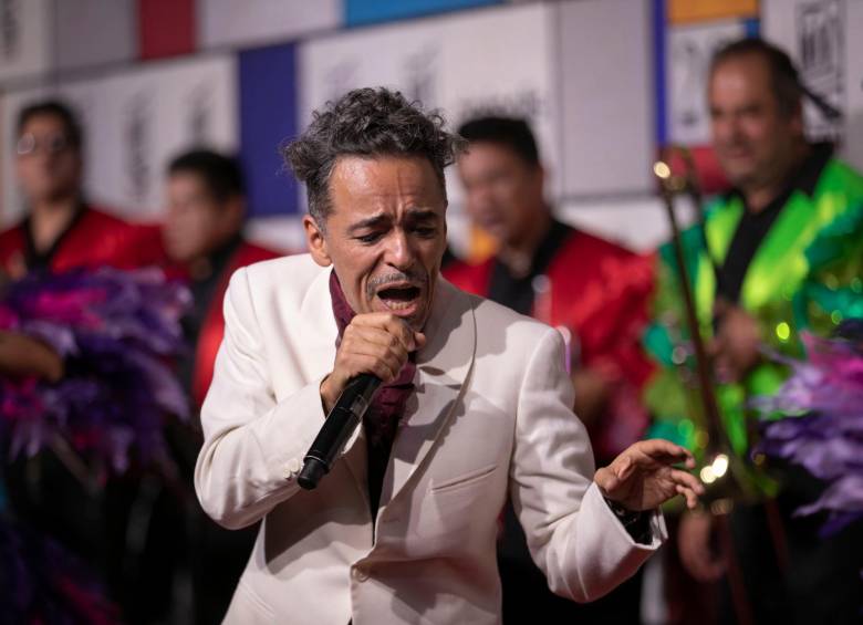 En el estreno en festivales, Rubén Albarrán cantó Mambo N.5 con la Orquesta Pérez Prado. FOTO: EFE