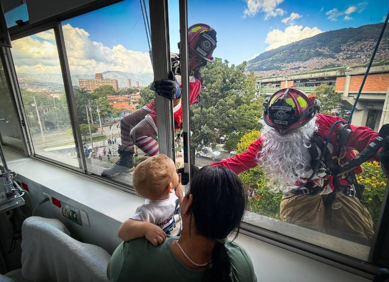 Los bomberos se descolgaron por las ventanas del hospital infantil San Vicente Fundación para alegrar la Navidad de los niños. FOTO: Cortesía Alcaldía de Medellín