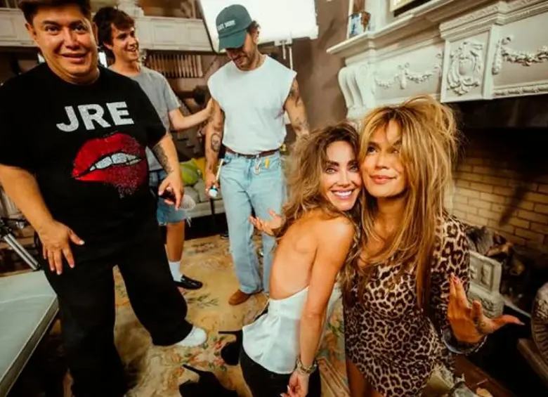 Anahí y Karol G en una colaboración que revive la magia de las telenovelas mexicanas. FOTO tomada de Instagram @karolg