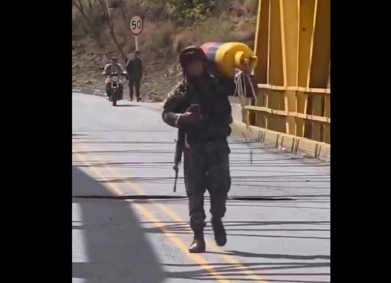 El militar que se viralizó por redes sociales, tras echarse al hombro el cilindro que amenazaba a la comunidad en el corregimiento El Remolino, de Taminango (Nariño). IMAGEN TOMADA DE VIDEO.