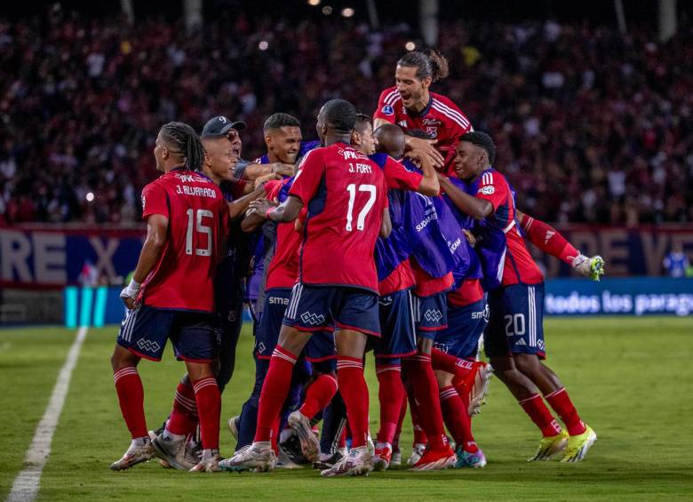 Jugadores del DIM en el festejo del cuarto gol frente a Palestino. FOTO: Juan Antonio Sánchez