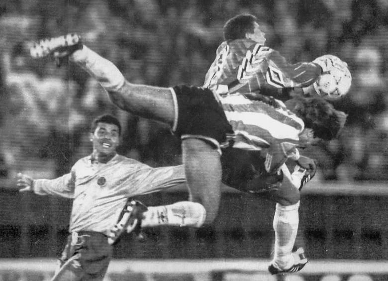 El recordado duelo entre el portero Óscar Córdoba y el goleador argentino Gabriel Batistuta. FOTO Archivo AFP