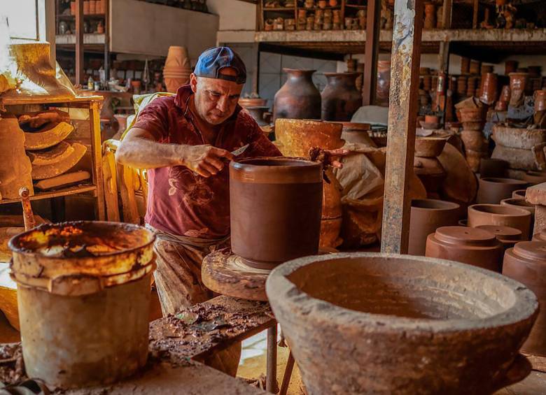 El barro continúa siendo la materia prima más representativa de Tonalá, donde generaciones de artesanos mantienen vivas técnicas tradicionales que han dado reconocimiento internacional al municipio. Foto: Oficina de Visitantes y Convenciones de Guadalajara