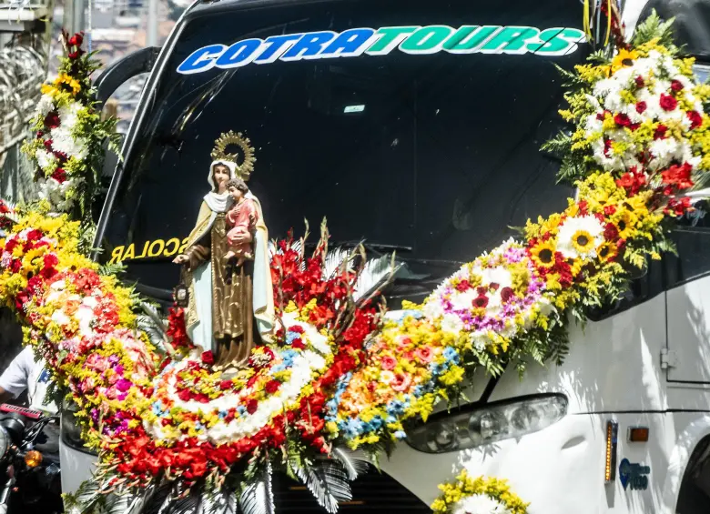 Algunos de los vehículos decorados con ocasión de la celebración del día de la Virgen del Carmen en Medellín. Foto: Julio César Herrera Echeverri