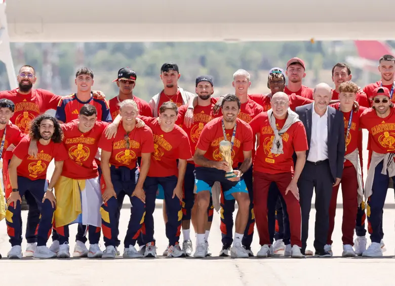El seleccionado español llegó a Madrid con la Copa del Mundo. Habrá caravana por toda la capital del país ibérico. Foto: AFP